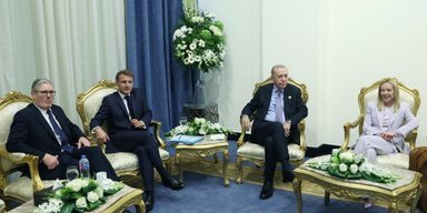 Ердоган закликав Мелоні кинути палити: Макрон сказав, що це неможливо (відео)