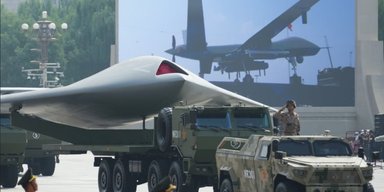 Китайський "наземний авіаносець" передає енергію: створено бездротову зарядку дронів у польоті