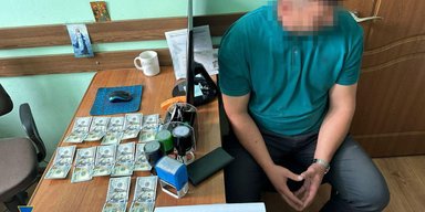 Допомагав "відкосити" від призову: СБУ затримала заступника Херсонського військкома (фото)