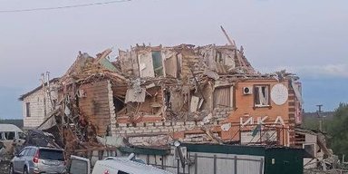 "Під завалами військові": у Рильську, ймовірно, уражено пункт дислокації 40-ї бригади морської піхоти РФ (відео)