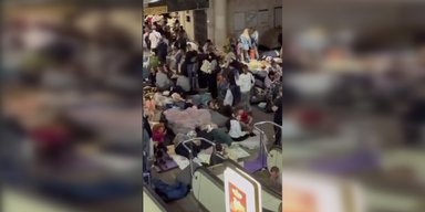 "Станції переповнені": кияни скаржаться, що їх не впускали у метро під час масованої атаки РФ