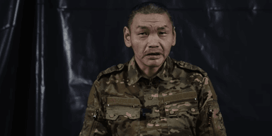 "Я здесь, чтобы от фашизма освободить": бойцы "Азова" взяли в плен эскимоса (видео)