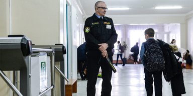 Кабмин ввел жесткие запреты для украинских школ: в списке оружие, ножи и энергетики