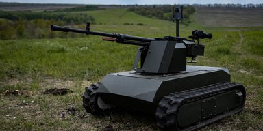 Пересувається на гусеницях і стріляє з кулемета: для ЗСУ створили робота UTE MT-1 (фото)