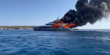 Шикарная яхта игрока в покер сгорела дотла в Средиземном море (видео)