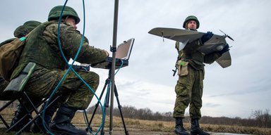 Раздают листовки возле вузов: в РФ студентов агитируют управлять БпЛА под видом "игры", — ЦПД