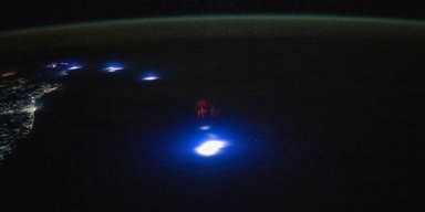 Земля з космосу: астронавт NASA зробив знімок рідкісної червоної блискавки (фото)