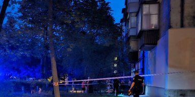 У Києві невідомий жбурнув гранату в житловий будинок, його шукає поліція (фото, відео)
