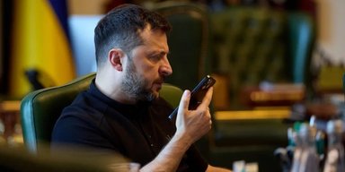Радники Трампа хотіли, щоб Зеленський погодився здати Донбас по телефону, — Axios