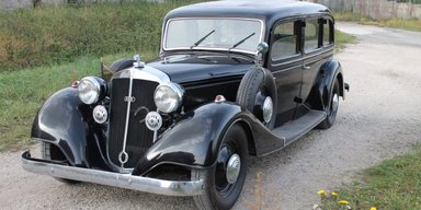 Люксовий німецький лімузин і унікальний ЛуАЗ: в Україні продали раритетні ретроавто (фото)