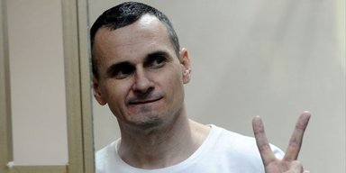 "Закрывали в стоячий карцер". Сенцов рассказал об отношении к нему в лагере после голодовки