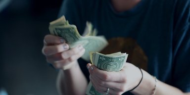 Доллар в обменниках дорожает: каким будет курс валюты в январе 2023 года