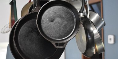 Ніколи не варто ставити каструлі та сковорідки одна на одну: на те є вагома причина