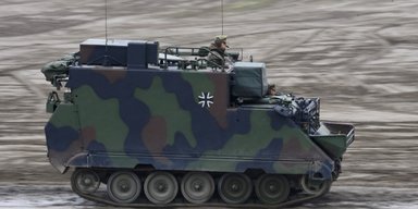 Литва дополнительно поставила Украине гусеничные командно-штабные бронемашины М577