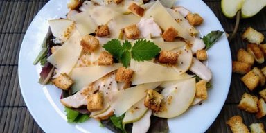 Швидко і смачно: салат із копченою куркою та грушею