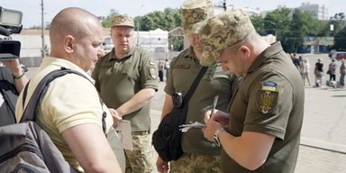 "Ловят всех подряд": один работник ТЦК должен поймать 12 человек за день, – нардеп (видео)