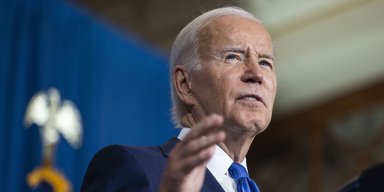 "Лише дурний думає, що він зупиниться": Байден звинуватив Трампа в умиротворенні Путіна