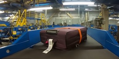 Що відбувається з валізою після здачі її в аеропорту: тепер це можна побачити (відео)