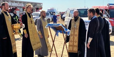 Пожар на НПЗ в Пролетарске: священники РПЦ принесли икону для борьбы с огнем (фото)