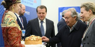 Проигнорировал Саммит мира, но поехал к Путину: Гутерреша в РФ встретили с караваем (фото)