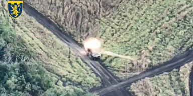 "Палає техніка ворожа": FPV-дрони підірвали БРДМ, УАЗ та БМП армії РФ на Луганщині (відео)