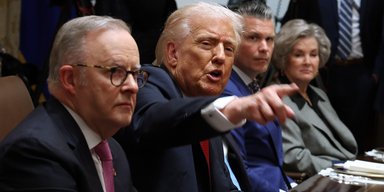 "Ай-яй-яй": Трамп отругал репортера за удар по зеркалу, ролик стал вирусным (видео)