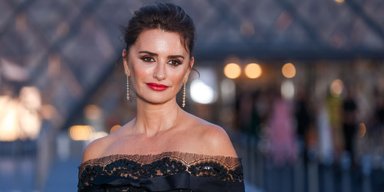 Пенелопа Крус поразила фигурой в кружевном комбинезоне на вечеринке Lancome