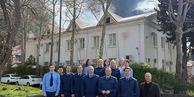 Прокуратура Туапсе высадила деревья на фоне черного дыма от пожара на НПЗ (фото)