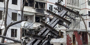 Удары по городам Украины: спасатели продолжают поиски, количество жертв растет (фото)