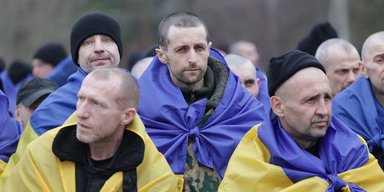 Украина вернула из российского плена 300 военных и двух гражданских (фото)
