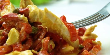Пикантное блюдо по простому рецепту: как приготовить кисло-сладкий салат с курицей и перцем