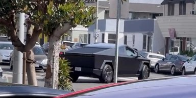 Не только серебристый: пикап Tesla Cybertruck впервые заметили в новом цвете (видео)