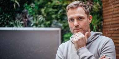 Оказался на улице: мужчина, который в 15 лет был бездомным, стал миллионером (фото)