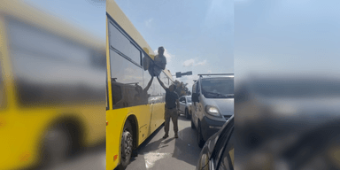 Застряг наполовину: у Києві чоловік хотів утекти від ТЦК через вікно автобуса, — соцмережі (відео)
