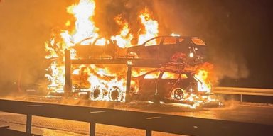 Охоплена полум'ям вантажівка-автовоз проїхала 6 км тунелем (відео)