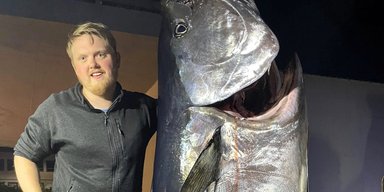 Три часа борьбы: рыбак вытащил из моря 280-килограммового "монстра" (фото)