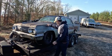 Розкішне американське авто завелося після 40-річного простою на вулиці (відео)