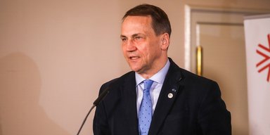 Министр иностранных дел Польши привез в США "шахед", который сбили бойцы ВСУ (видео)