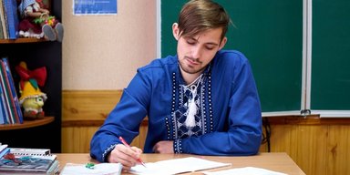 "Учительскую" тысячу заплатят не всем: кто сможет получить доплату, — МОН (видео)