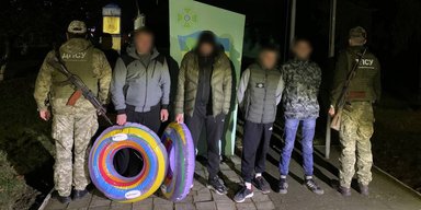 На Закарпатті ухилянти намагались втекти в Румунію на дитячих надувних колах (відео)