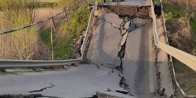 Вони втомилися. Хроніки українських "мостопадів"