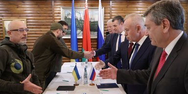 РФ хоче долучити Білорусь до можливих перемовин з Україною, — Захарова