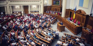 В Україні продовжили воєнний стан і мобілізацію: не обійшлося без скандалу (фото)