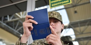 Правительство отменило ограничения на выезд для части женщин-чиновниц: кто может пересекать границу