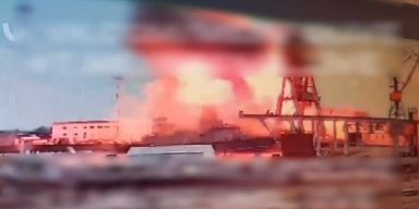 Вибухнуло декілька разів:  у мережі опублікували момент удару по кораблю "Аскольд" у Керчі
