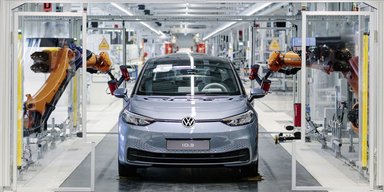 Європейські автогіганти об'єднаються проти Tesla та китайських виробників, — ЗМІ