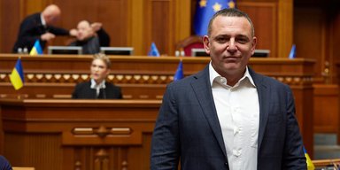 Нардеп привітав російською "братців" з 9 травня: Безугла пригрозила йому СБУ (скриншоти)
