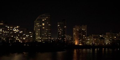 Блэкаут после "ярких вспышек": в части Киеве отсутствует свет и водоснабжение, детали