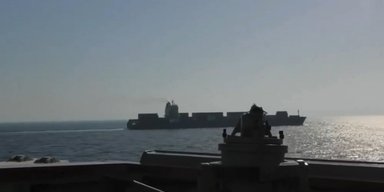 Получило пробоину: США взяли на абордаж иранское судно в Ормузском проливе (видео)