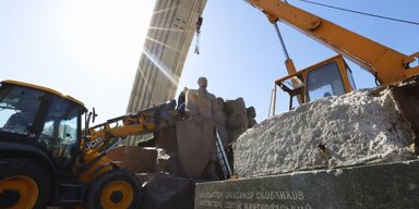 В Киеве демонтируют композицию в честь Переяславской рады (фото)